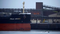 Kapal kargo tersebut bernama Pola Ariake.