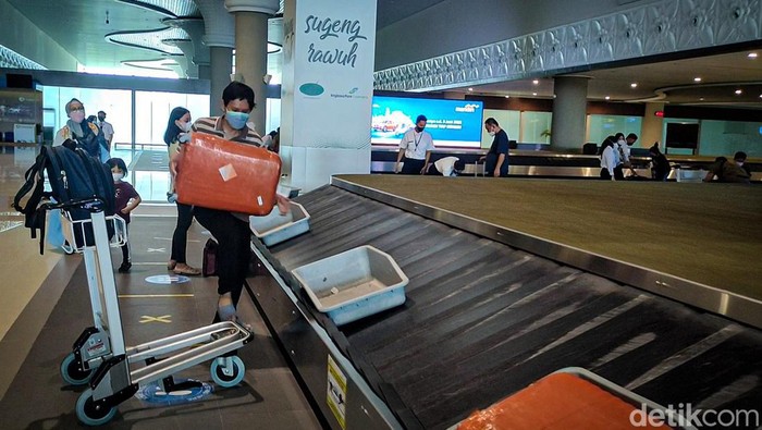 Dipadati Wisatawan, Bandara YIA Kulon Progo Sibuk Saat Libur Nyepi Bandara Yogyakarta International Airport (YIA) di Kulon Progo dipadati penumpang pada Hari Raya Nyepi 2022. Jumlah penumpang diperkirakan mencapai 5 ribu sehari