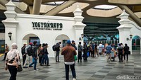 Begini suasana di Bandara Yogyakarta International Airport (YIA), Kulon Progo, Daerah Istimewa Yogyakarta, yang dipadati penumpang pada Hari Raya Nyepi 2022, Kamis (3/3/2022).