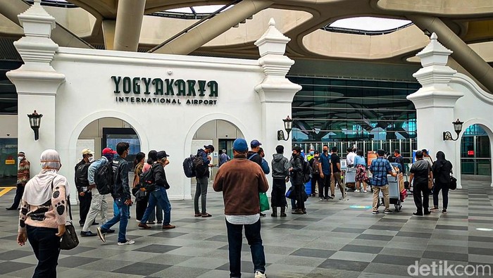 Dipadati Wisatawan, Bandara YIA Kulon Progo Sibuk Saat Libur Nyepi Bandara Yogyakarta International Airport (YIA) di Kulon Progo dipadati penumpang pada Hari Raya Nyepi 2022. Jumlah penumpang diperkirakan mencapai 5 ribu sehari