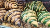 Di toko kue yang berlokasi di Mal Kelapa Gading 3, Jakarta Utara ini kami melihat ada belasan varian croissant yang ditawarkan. Mulai dari yang paling klasik hingga croissant paling kekinian. Foto: detikFood/Devi S. Lestari