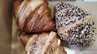 Beberapa menu croissant-nya antara lain Croissant Butter yang klasik namun beraroma butter harum, Croissant Seeded yakni croissant klasik dengan topping aneka biji-bijian tinggi serat.  Foto: detikFood/Devi S. Lestari