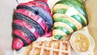 Tak ketinggalan ada juga Croffle, si varian croissant yang kini sedang happening. Dan kalau kamu suka croissant yang gurih asin, coba cicip Garlic Croissant Foto: detikFood/Devi S. Lestari