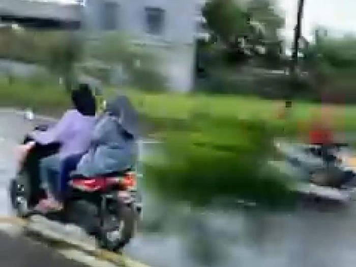 Dua remaja putri melawan arus di Jalan Yogya-Solo, Klaten yang viral.