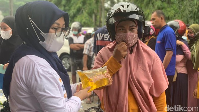 Emak-emak di Kendari antre minyak goreng sejak pagi