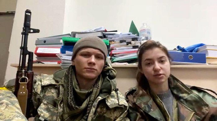 Pasutri baru di Ukraina, memilih ikut perang dibanding bulan madu