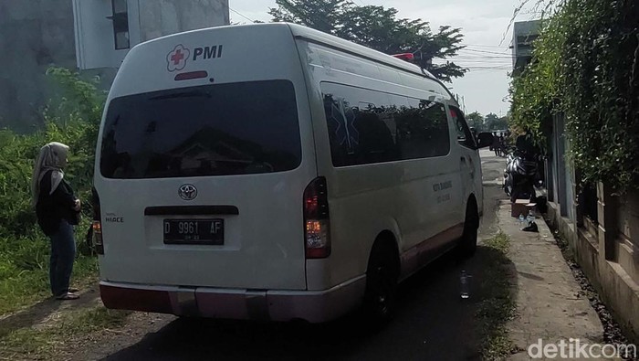 Mayat perempuan yang dibuang di semak-semak sebuah lahan kosong di permukiman warga di Kecamatan Arcamanik, Kota Bandung. Garis polisi kini dipasand di TKP.