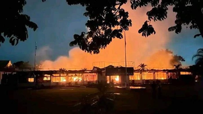 Gedung utama Polres Kotamobagu, Sulut terabakar. Penyebabnya masih diselidki. (Dok. Istimewa)