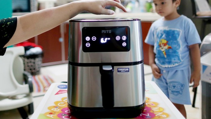 Di tengah kelangkaan minyak goreng, Mito hadir beri solusi cerdas dengan produk teranyarnya Air Fryer, menggoreng tanpa minyak dan tentunya sehat.


Kelangkaan dan masih mahalnya minyak goreng ditangkap dengan cerdas produsen elektronik terkemuka, Mito. Perusahan ini mengenalkan tiga produk Air Fryer; AF 10 Digifry Grande, AF 1 Digifry, dan AF 2 GO untuk memasak tanpa minyak dan anti lengket berkat teknologi Granite Coating empat lapis.