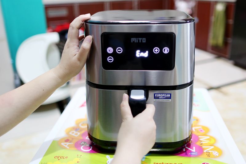 Di tengah kelangkaan minyak goreng, Mito hadir beri solusi cerdas dengan produk teranyarnya Air Fryer, menggoreng tanpa minyak dan tentunya sehat.Kelangkaan dan masih mahalnya minyak goreng ditangkap dengan cerdas produsen elektronik terkemuka, Mito. Perusahan ini mengenalkan tiga produk Air Fryer; AF 10 Digifry Grande, AF 1 Digifry, dan AF 2 GO untuk memasak tanpa minyak dan anti lengket berkat teknologi Granite Coating empat lapis.