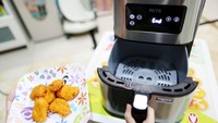 Air Fryer, AF 10 Digifry Grande didedikasikan untuk segmen premium, lebih komplit, desainnya lebih elegant, namun tetap dengan harga terjangkau. Produk ini dibanderol dipasaran dengan harga Rp.1.199.000.- harga tersebut sangat kompetitif dengan kualitas produk berstandar eropa. Apalagi jika dinilai dari sisi kepraktisan, memasak makanan tanpa minyak di tengah masih langka dan mahalnya miyak goreng di pasaran.