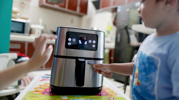 Di tengah kelangkaan minyak goreng, Mito hadir beri solusi cerdas dengan produk teranyarnya Air Fryer, menggoreng tanpa minyak dan tentunya sehat.


Kelangkaan dan masih mahalnya minyak goreng ditangkap dengan cerdas produsen elektronik terkemuka, Mito. Perusahan ini mengenalkan tiga produk Air Fryer; AF 10 Digifry Grande, AF 1 Digifry, dan AF 2 GO untuk memasak tanpa minyak dan anti lengket berkat teknologi Granite Coating empat lapis.