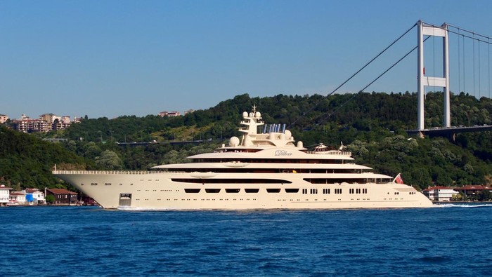 Ini Kapal Pesiar Mewah Miliarder Rusia Sebelum Disita Jerman The Dilbar, a luxury yacht owned by Russian billionaire Alisher Usmanov, sails in the Bosphorus in Istanbul, Turkey May 29, 2019. Picture taken May 29, 2019. REUTERS/Yoruk Isik