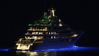 Berdasarkan tiga sumber dari industri kapal pesiar, bahwa kapal pesiar jenis Dilbar setinggi 512 kaki senilai U$ 600 juta atau setara Rp 8,58 triliun miliknya, telah disita oleh pihak berwenang dari Jerman. Ini foto saat Dilbar berlayar di Monaco pada April 2017. Valery Hache/AFP.