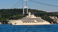Dilbar, kapal pesiar mewah milik miliarder Rusia Alisher Usmanov, berlayar di Bosphorus di Istanbul, Turki, 29 Mei 2019 lalu. REUTERS/Yoruk Isik.