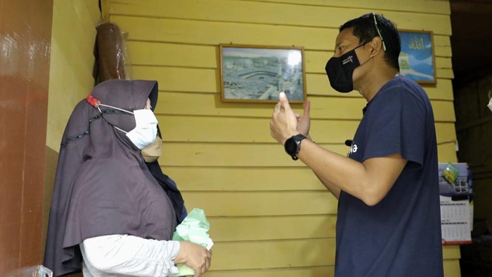 Kala Sandiaga Tiba-tiba Datangi UMKM, Beri Bantuan Oven Hingga Smartphone