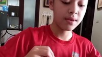 Yummy! Keanu asyik menikmati sepiring menu olahan brokoli. Tampaknya ini jadi salah satu makanan favoritnya. Terlihat ia sangat lahap menyantap. Foto: Instagram @keanu_massaid