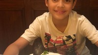 Kabar Angelina Sondakh yang bebas dari penjara turut membuat senang Keanu Massaid, anak semata wayangnya. Keanu yang kini berusia 12 tahun terlihat punya hobi makan dan masak. Foto: Instagram @keanu_massaid