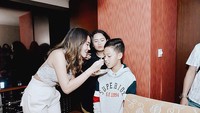 Dekat dengan keluarga Reza Artamevia, Keanu sering hadir saat momen spesial. Seperti ketika ulang tahun sang kakak, Aaliyah Massaid. Foto: Instagram @keanu_massaid
