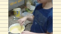 Bukan hanya nasi goreng, Keanu juga jago membuat masakan lainnya. Kali ini ia meminta netizen menebak masakan apa yang sedang ia racik. Foto: Instagram @keanu_massaid