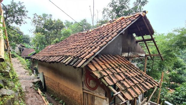 Keluarga Iman dan Neng Wini yang tinggal di gubuk reyot di Cimenyan