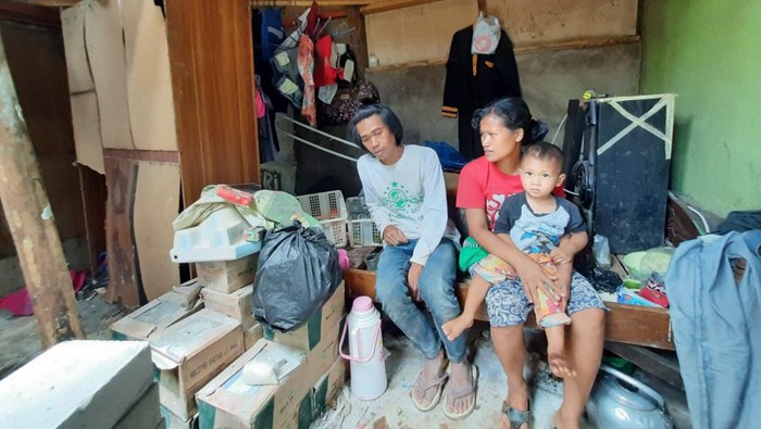 Keluarga Iman dan Neng Wini yang tinggal di gubuk reyot di Cimenyan