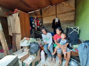 Tolong! Keluarga di Bandung Ini Hidup Dibayangi Ancaman Gubuk Roboh
