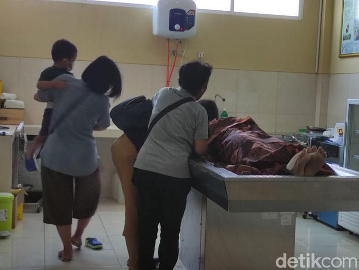 Suasana duka di Kamar Jenazah RS Bhayangkara Porong, Sidoarjo. Tangis keluarga pesepeda yang ambruk dan meninggal di dekat Tanggul Lumpur Sidoarjo itu pecah.