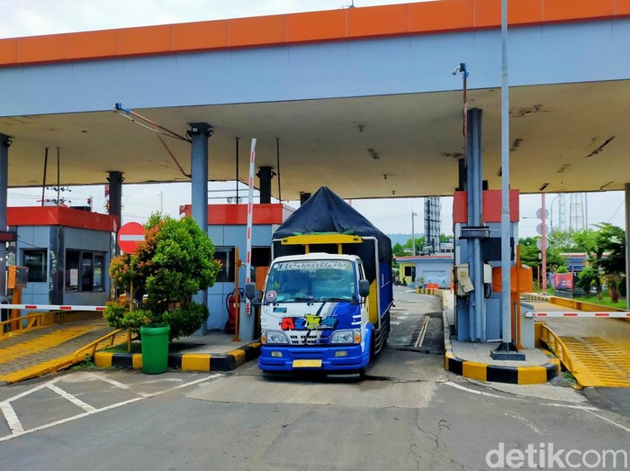 Kendaraan logistik menunggu pelayaran dibuka di Pelabuhan Ketapang Banyuwangi