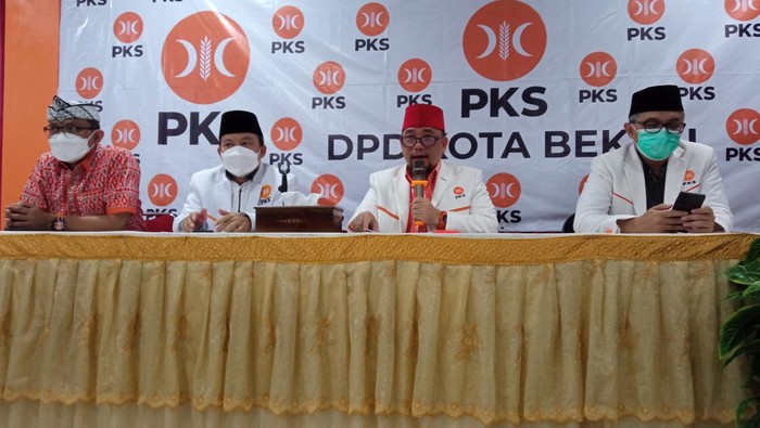 Ketua DPD PKS Kota Bekasi Heri Koswara (Herkos)