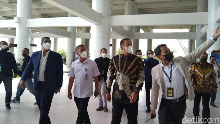 Ketua MPR RI sekaligus Ketua IMI Pusat Bambang Soesatyo (Baju Batik) saat di BIJB Kertajati.
