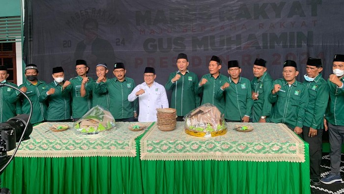 DPC PKB Kota Surabaya menggelar Apel Persada Nusantara dalam rangka persiapan pemenangan Pilpres 2024. Ketum PKB Muhaimin Iskandar memimpin langsung apel tersebut.