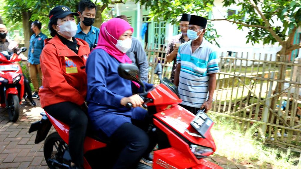 Kala Khofifah Bonceng Puan Naik Motor Merah Keliling Pulau Gili Iyang