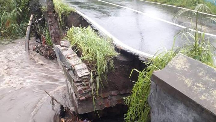 Kondisi pondasi jembatan Kadirejo Kecamatan Karanganom Klaten ambrol diterjang banjir, Kamis (3/3/2022).