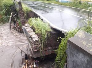 Fondasi Jembatan Kadirejo Ambrol, Jalur Klaten-Karanganom Putus