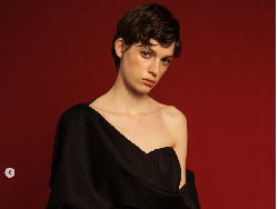 7 Foto Model Ukraina yang Viral Memaki Putin karena Tak Bisa Pulang