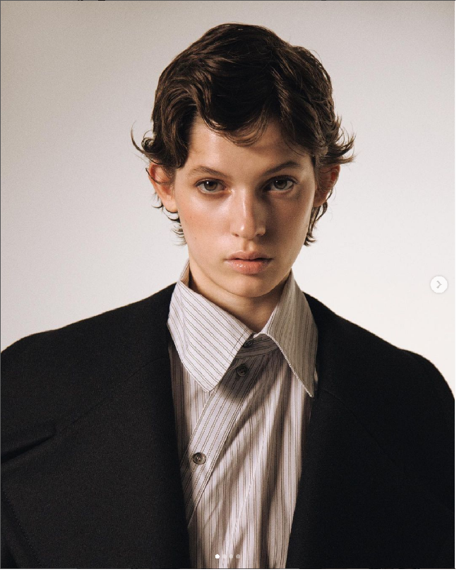 “I just did @prada it’s was the hardest show in my life ❤️🇺🇦 I walking for you my Ukraine 🇺🇦 thank you amazing @prada team for support me #nowarinukraine,” begitu Kristy menulis. Dia berterimakasih pada tim Prada yang memberikan dukungan padanya selama fashion show berlangsung. Foto: Dok. Instagram, AFP