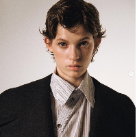 “I just did @prada it’s was the hardest show in my life ❤️🇺🇦 I walking for you my Ukraine 🇺🇦 thank you amazing @prada team for support me #nowarinukraine,” begitu Kristy menulis. Dia berterimakasih pada tim Prada yang memberikan dukungan padanya selama fashion show berlangsung. Foto: Dok. Instagram, AFP