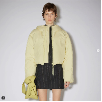 Kristy Ponomar merupakan model Ukraina yang sudah go international. Dia kerap tampil di berbagai fashion show desainer dunia. Pada 2022 ini dia sudah tampil untuk desainer dan brand seperti numeroventuno, Daniel del Core, Raf Simons, Valentino, Schiaparelli dan lain-lain. Foto: Dok. Instagram, AFP