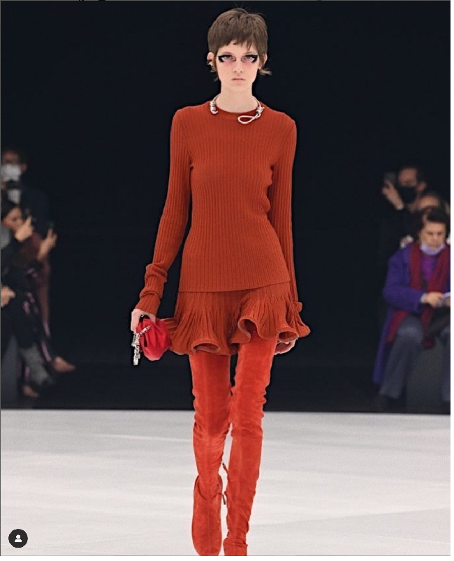 “WHY?! Why my home now look like this?! Who can tell me?!” tulisnya pada foto yang memperlihatkan suasana memprihatinkan rakyat Ukraina yang terdampak serangan Rusia. Dia mempertanyakan kenapa kondisi negaranya bisa jadi menyedihkan. Foto: Dok. Instagram, AFP