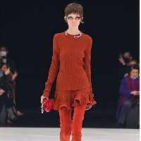 “WHY?! Why my home now look like this?! Who can tell me?!” tulisnya pada foto yang memperlihatkan suasana memprihatinkan rakyat Ukraina yang terdampak serangan Rusia. Dia mempertanyakan kenapa kondisi negaranya bisa jadi menyedihkan. Foto: Dok. Instagram, AFP