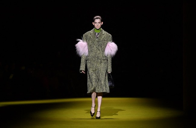Kristy memaki Putin setelah tampil di fashion show Prada di Milan Fashion Week 2022. Dia mengaku sangat emosional saat berjalan di catwalk. Baginya fashion show Prada adalah pekerjaan tersulitnya. Foto: Dok. Instagram, AFP