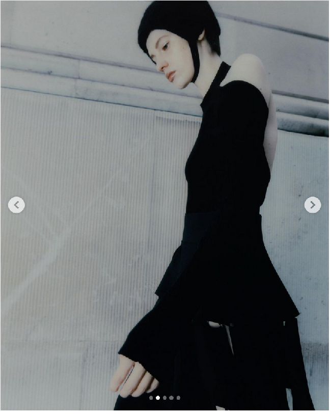 Kristy Ponomar yang memiliki tinggi badan 178 cm kini menghiasi Instagramnya dengan foto-foto memilukan dari Ukraina. Dia mengaku sangat sedih negaranya kini hancur karena perang. Foto: Dok. Instagram, AFP