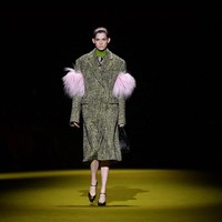 Kristy memaki Putin setelah tampil di fashion show Prada di Milan Fashion Week 2022. Dia mengaku sangat emosional saat berjalan di catwalk. Baginya fashion show Prada adalah pekerjaan tersulitnya. Foto: Dok. Instagram, AFP