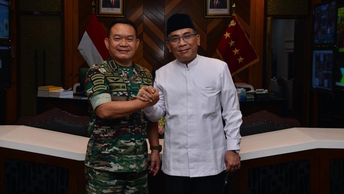 KSAD Jenderal Dudung Abdurachman bertemu dengan Ketum PBNU Yahya Cholil Staquf (Dok. TNI AD)