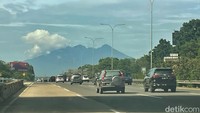 Guna mengantisipasi terjadinya macet horor di jalur Puncak, Satlantas Polres Bogor kembali memberlakukan penyekatan ganjil genap bagi kendaraan yang akan melewati jalur Puncak.