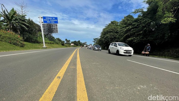 Kawasan Puncak, Bogor, kerap jadi tujuan warga untuk berwisata di momen libur nasional. Berikut pantauan detikcom di jalur kawasan Puncak saat libur Nyepi.