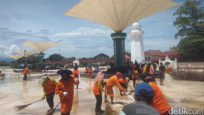 Masjid Agung Banten dibersihkan usai banjir