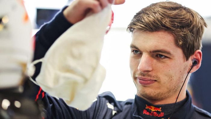 BARCELONA, SPAIN - FEBRUARY 25: Max Verstappen of the Netherlands and Oracle Red Bull Racing prepares to drive in the garage during Day Three of F1 Testing at Circuit de Barcelona-Catalunya on February 25, 2022 in Barcelona, Spain. (Photo by Mark Thompson/Getty Images)