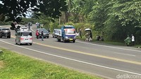 Kawasan Puncak, Bogor, yang kerap didatangi wisatawan saat momen liburan dimanfaatkan para pedagang asongan untuk meraup cuan.